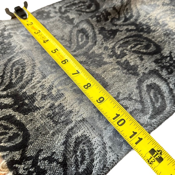 Steve Madden Gray Cream Black Ombre Paisley Scarf with Fringe NWT - Picture 5 of 6